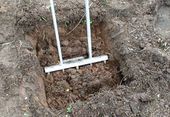 The deeper soil is loosened with the grelinette. You can of course also use a normal spade or garden fork.